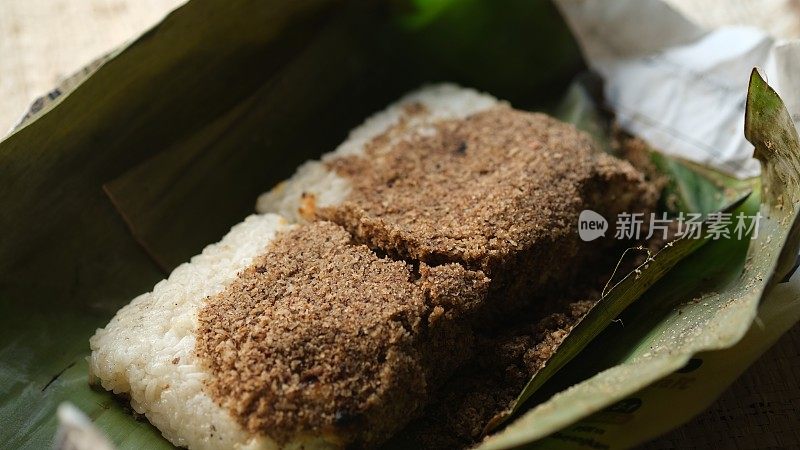 Uli KetanBakar是一种木炭上的糯米糕，配上椰丝或椰丝。印尼的传统食物。
